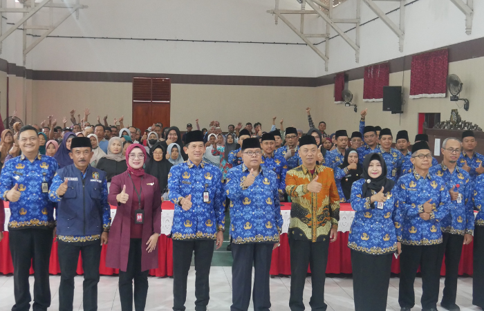 Wali Kota Santoso dan seluruh pejabat Pemkot Kota Blitar foto bersama KPM di Kantor Kepanjen Kidul pada Senin(17/2/2025).