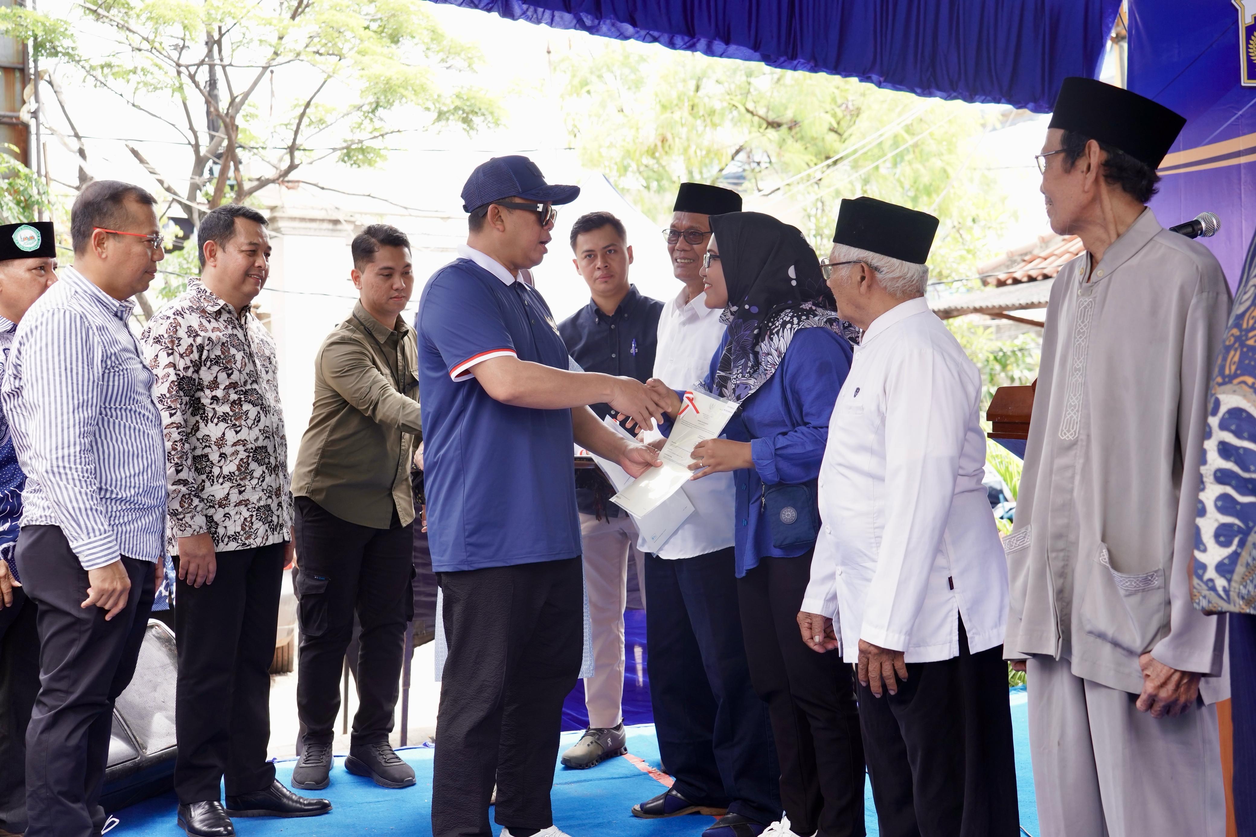 Penyerahan Sertifikat HGB kepada Masyarakat Komplek Bermis RW. 11, Kecamatan Panjaringan , Jakarta Utara pada Minggu (16/02/2025).