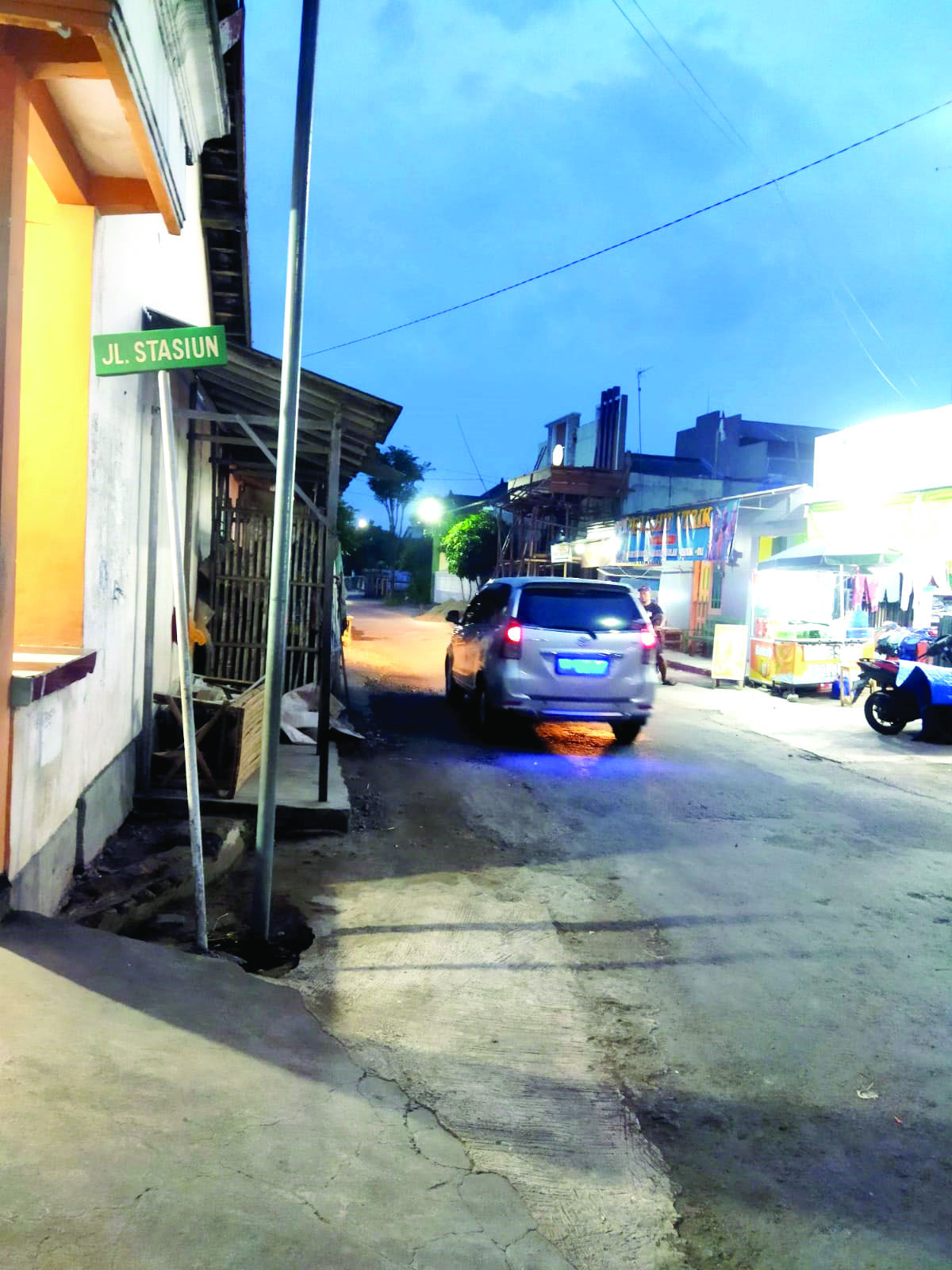 NAMA STASIUN: Jalan Stasiun yang menghubungkan Desa Bendo, Ponggok, dengan Desa Ngaglik, Srengat.