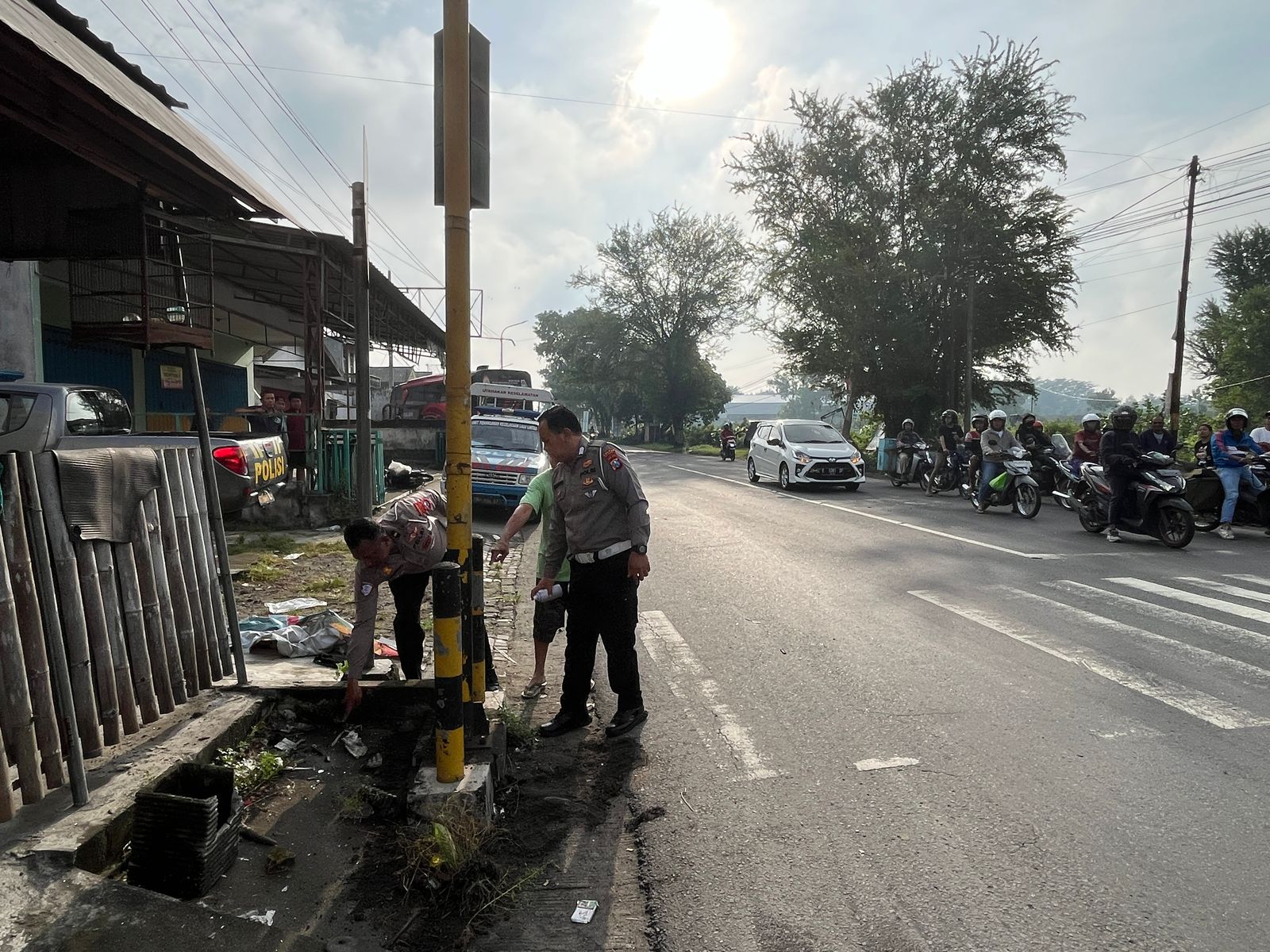 NAHAS: Anggota Lakalantas Satlantas Polres Blitar Kota melakukan olah TKP di perempatan Poluhan, lokasi kecelakaan, kemarin (18/2).