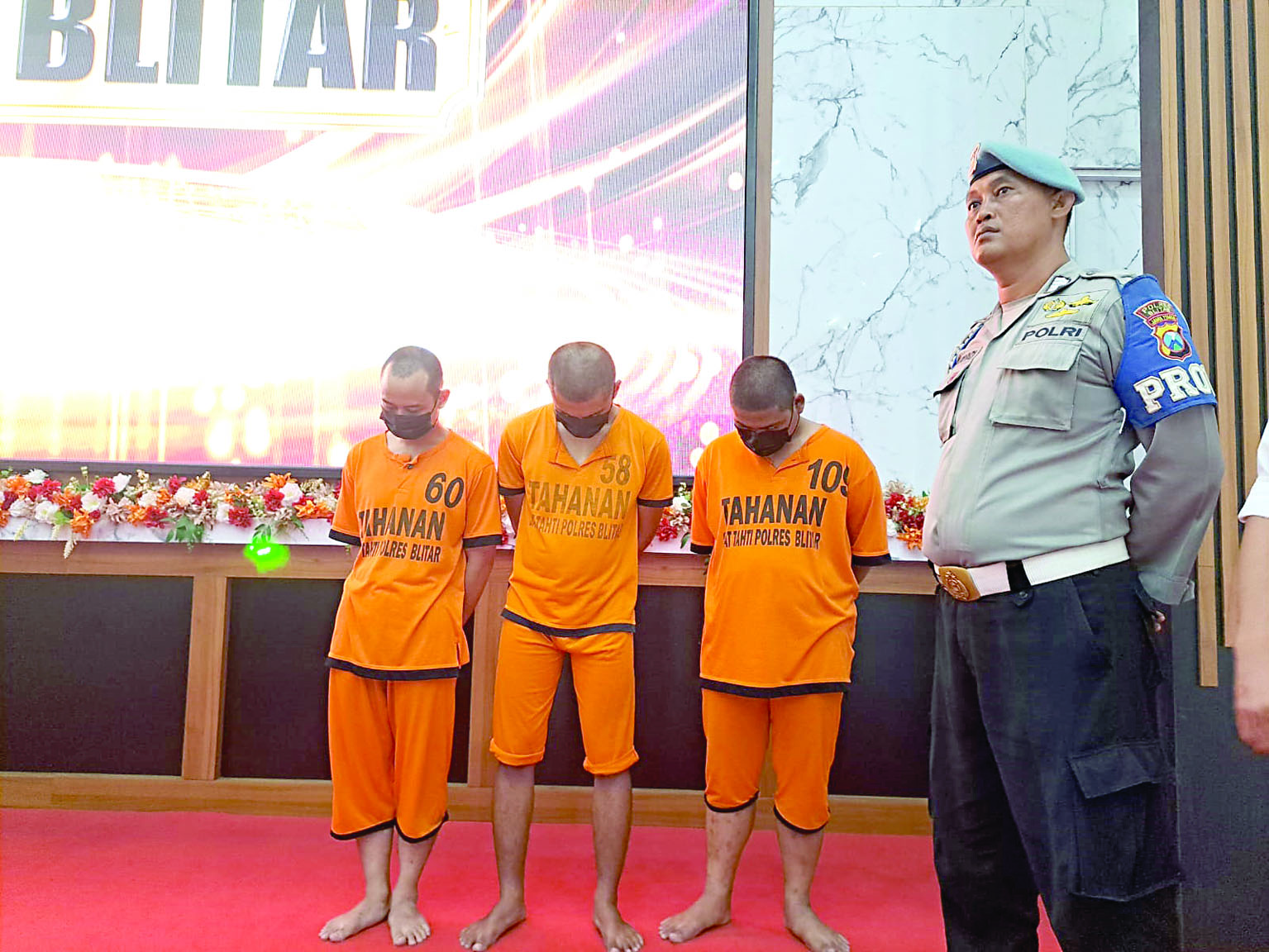 MIRIS: Tiga oknum anggota perguruan silat menjadi tersangka dipamerkan saat ungkap kasus di Mapolres Blitar, pada Senin (17/2).