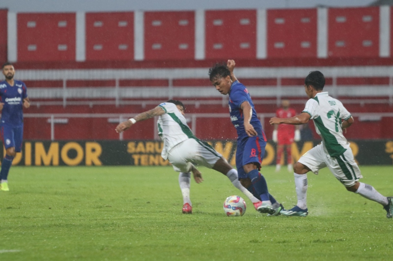 NGAMUK: Laga Arema FC melawan PSS Sleman berakhir dengan skor kemenangan bagi Arema, yakni 6-2, Senin (17/2/2025).