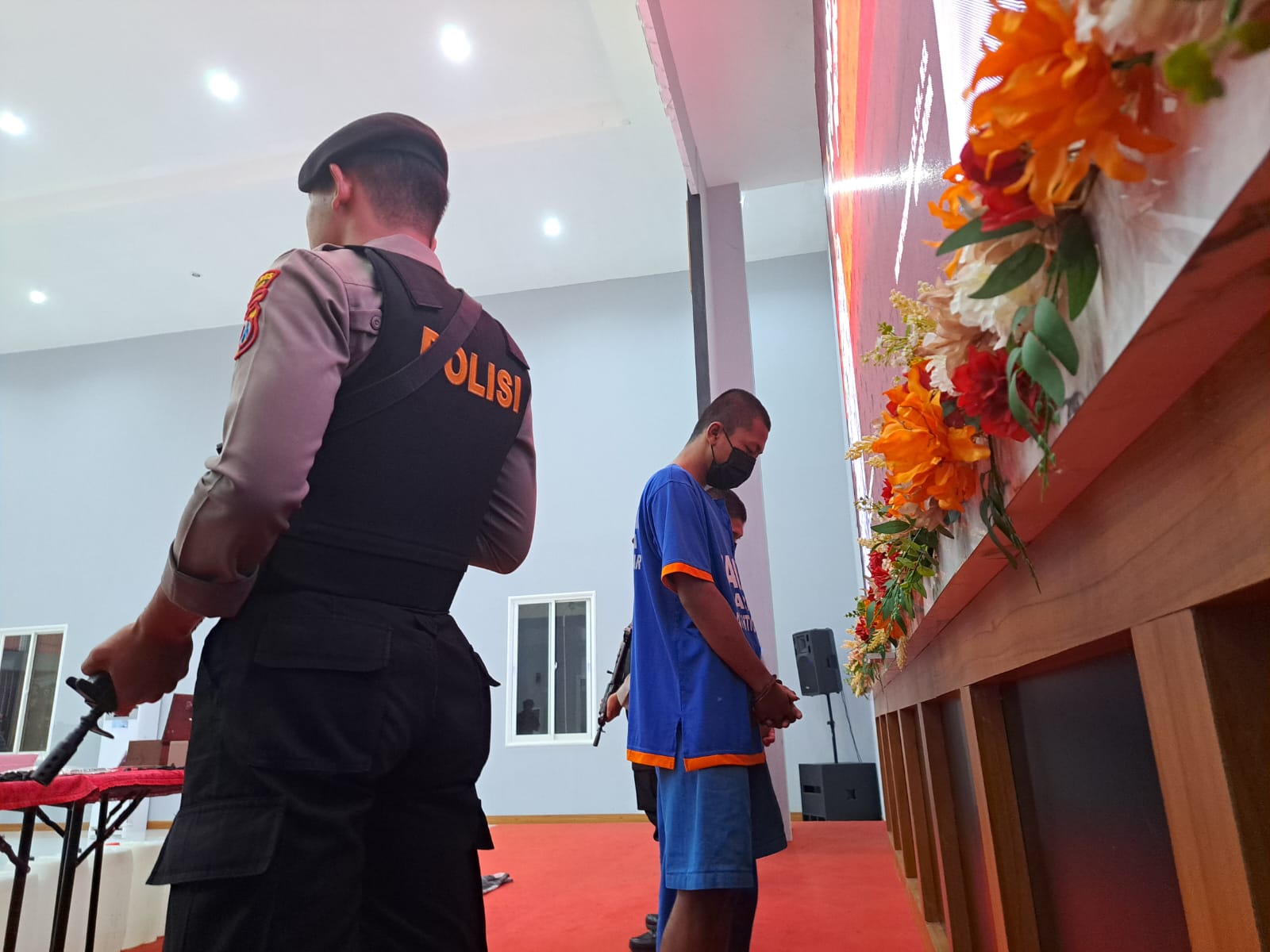 MERESAHKAN: Dua tersangka kasus peredaran narkotika jenis pil dobel L ditahan di Polres Blitar,  Kamis (20/2/2025).