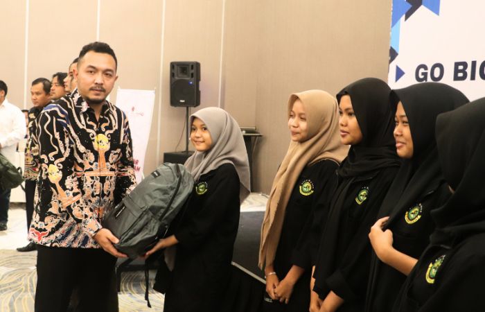 Ketua Umum BPC HIPMI Kota Blitar, Yogi Rosdianta saat menyerahkan bantuan sekolah.