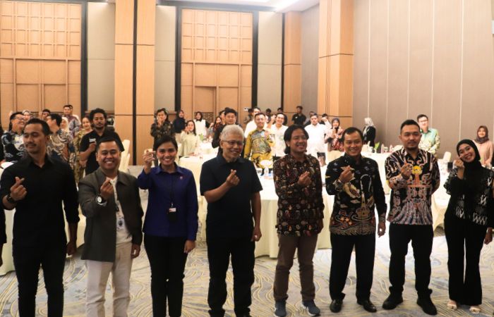 Ketua Umum BPC HIPMI, Yogi Rosdianta (dua dari kanan) foto bersama dengan narasumber saat seminar IPO