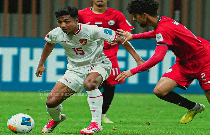 DUEL SENGIT: Pemain Timnas Indonesia, Marselinus Ama Ola dengan pemain Yaman.