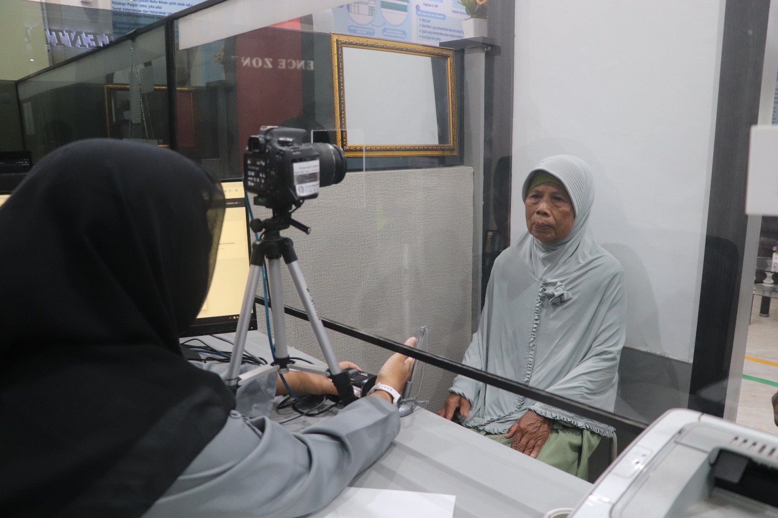 TAHAPAN HAJI: Calon jemaah haji asal Kabupaten Tulungagung melakukan perekaman paspor di Kantor Imigrasi Non TPI Blitar pada Selasa (18/2).