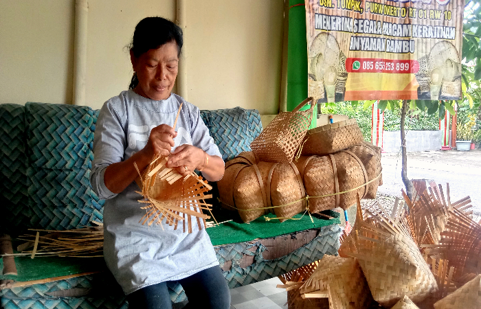 PENGRAJIN : Produksi anyaman bambu di Dusun Tumpuk, Purwokerto masih tetap eksis diera modern