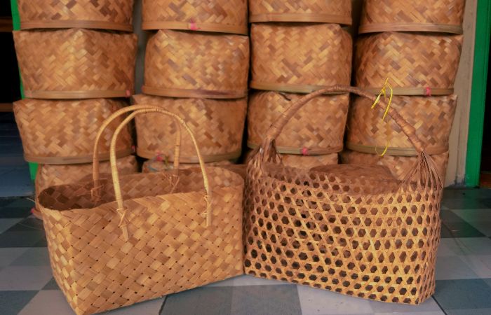 Hasil kerajinan anyaman bambu bisa dibuat berbagai macam bentuk seperti tompo, tas, souvenir dan sebagainya