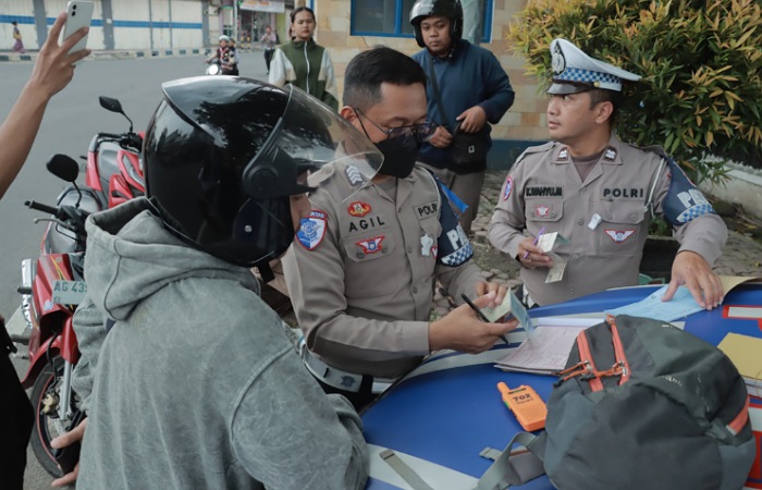 Warga yang mendapatkan teguran saat melanggar aturan
