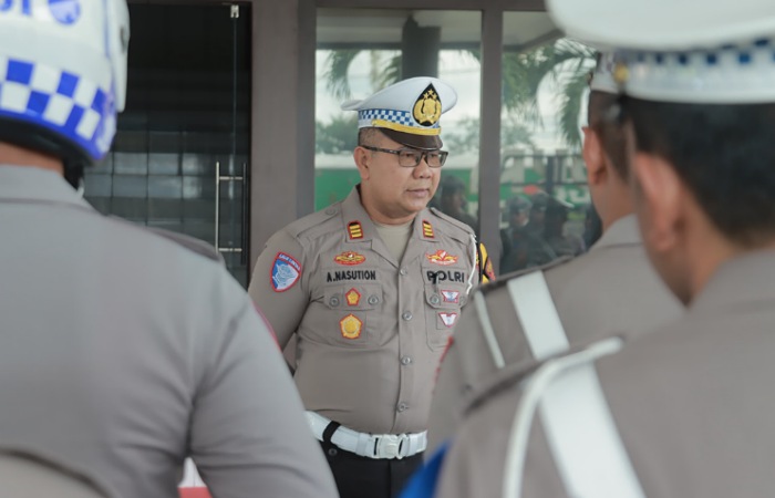 Kasatlantas Polres Blitar, AKP Alimuddin Nasution saat memberikan arahan pada apel sebelum Operasi Keselamatan Semeru 2025