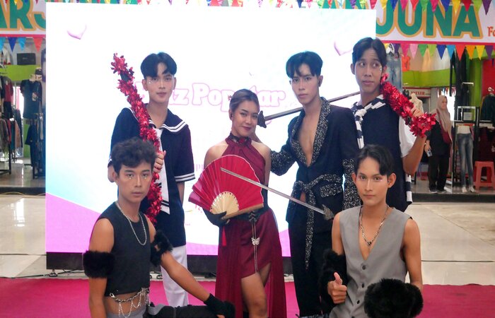 Peserta lomba K-Pop Dance Cover siap menampilkan tarian energik.