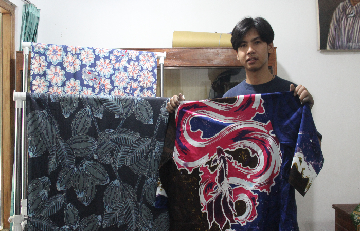 KARYA : salah satu Jenis batik kontemporer yang ada di galeri Rumah Batik Djojo Koesoemo Blitar