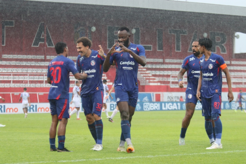 DITEMANI HUJAN LEBAT: Charles Lokolingoy melakukan selebrasi usai mencetak gol kedua ke gawang PSIS Semarang, kemarin (24/2).
