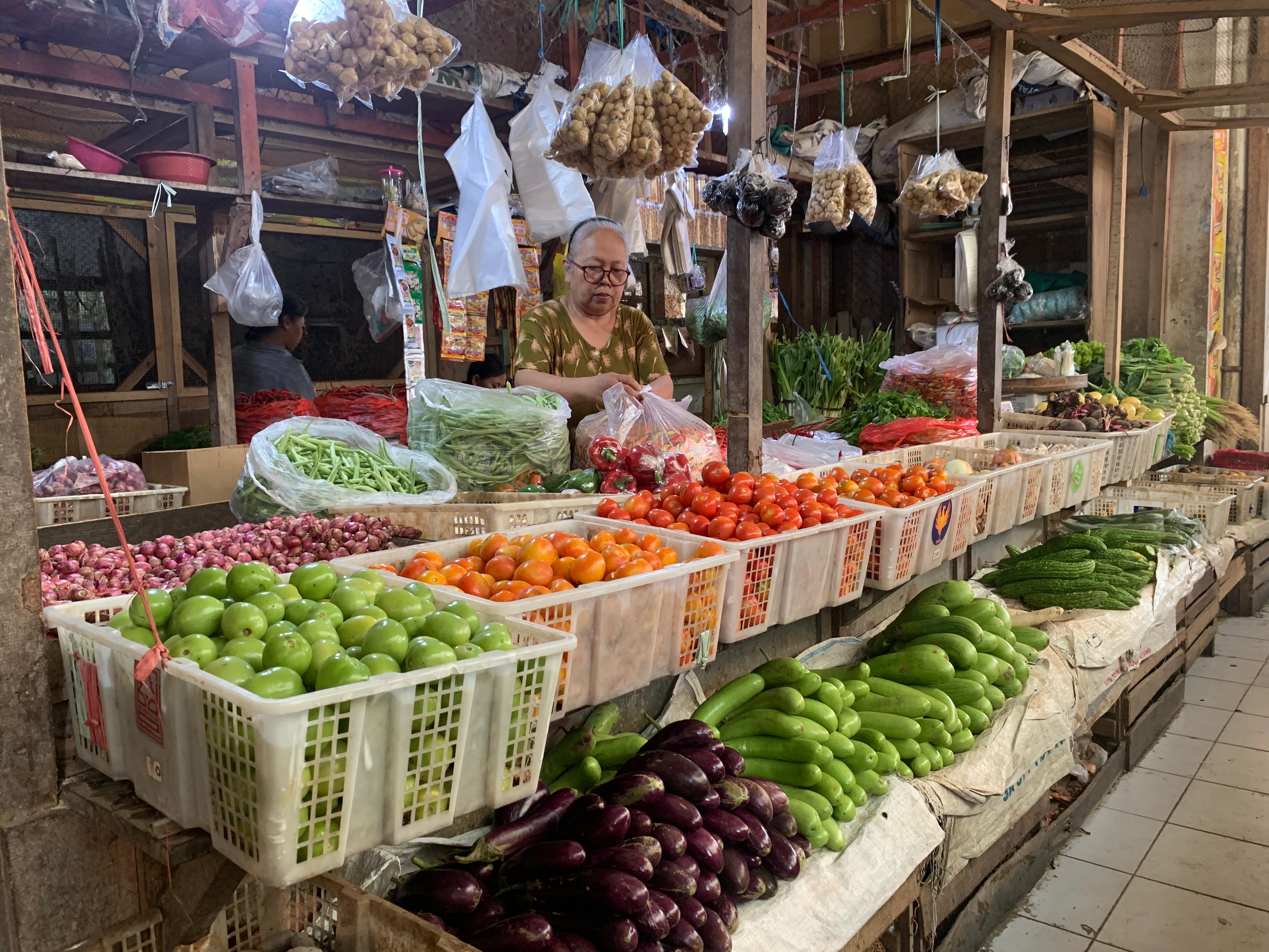 BAHAN POKOK: Menjelang Ramadhan, Bahan Pokok Mengalami Kenaikan Harga di Pasar Legi, Blitar