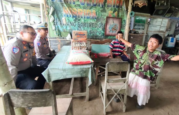 Kasatlantas Polres Blitar, AKP Alimuddin Nasution didampingi KBO Satlantas Ipda Mohammad Fahmi Yuliastanto menjenguk korban laka ringan di Kelurahan Tawangsari, Kecamatan Garum.