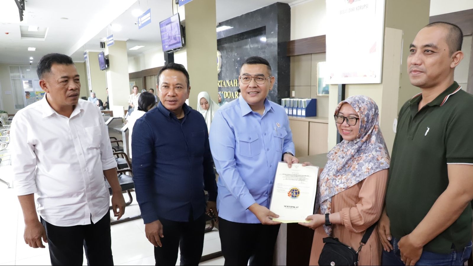 Kepala Kantor Wilayah Badan Pertanahan Nasional (BPN) Provinsi Jawa Timur mendampingi Wakil Menteri Agraria dan Tata Ruang (ATR)/Wakil Kepala BPN dalam kunjungan kerja ke Kantor Pertanahan sidoarjo
