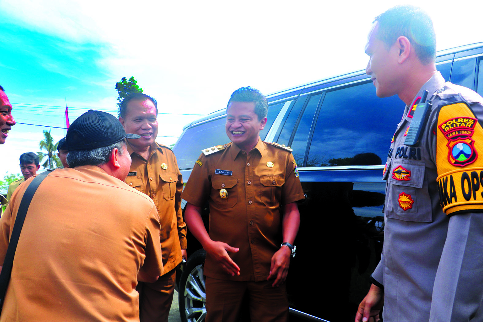 SUMRINGAH: Wakil Bupati Blitar, Beky Herdihansah hari pertama kerja melakukan panen raya jagung di Desa Balerejo, Kecamatan Panggungrejo, pada Senin (24/2).