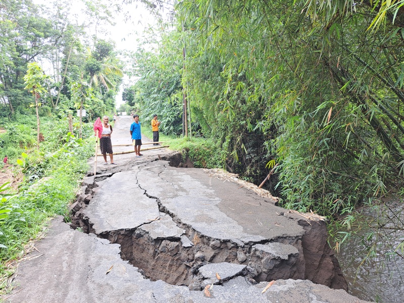 DIBLOKADE: Jembatan Kali Complang putus usai diterjang luapan air sungai karena hujan dengan intensitas tinggi, pada Senin (24/2) sore.