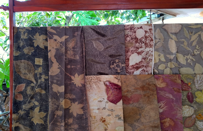 KARYA: Hasil kerajinan dari ecoprint yang memanfaatkan bahan dari alam seperti daun dan bunga