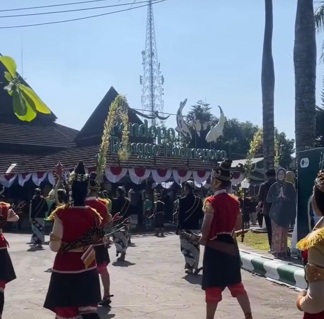 Pendopo Ronggo Hadi Negoro (RHN) adalah salah satu destinasi bersejarah yang wajib dikunjungi saat berada di Blitar.