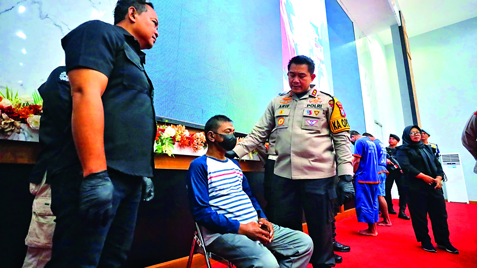 SIGAP: Kapolres Blitar AKBP Arif Fazlurrahman berdialog dengan tersangka kasus peredaran miras di Kabupaten Blitar.