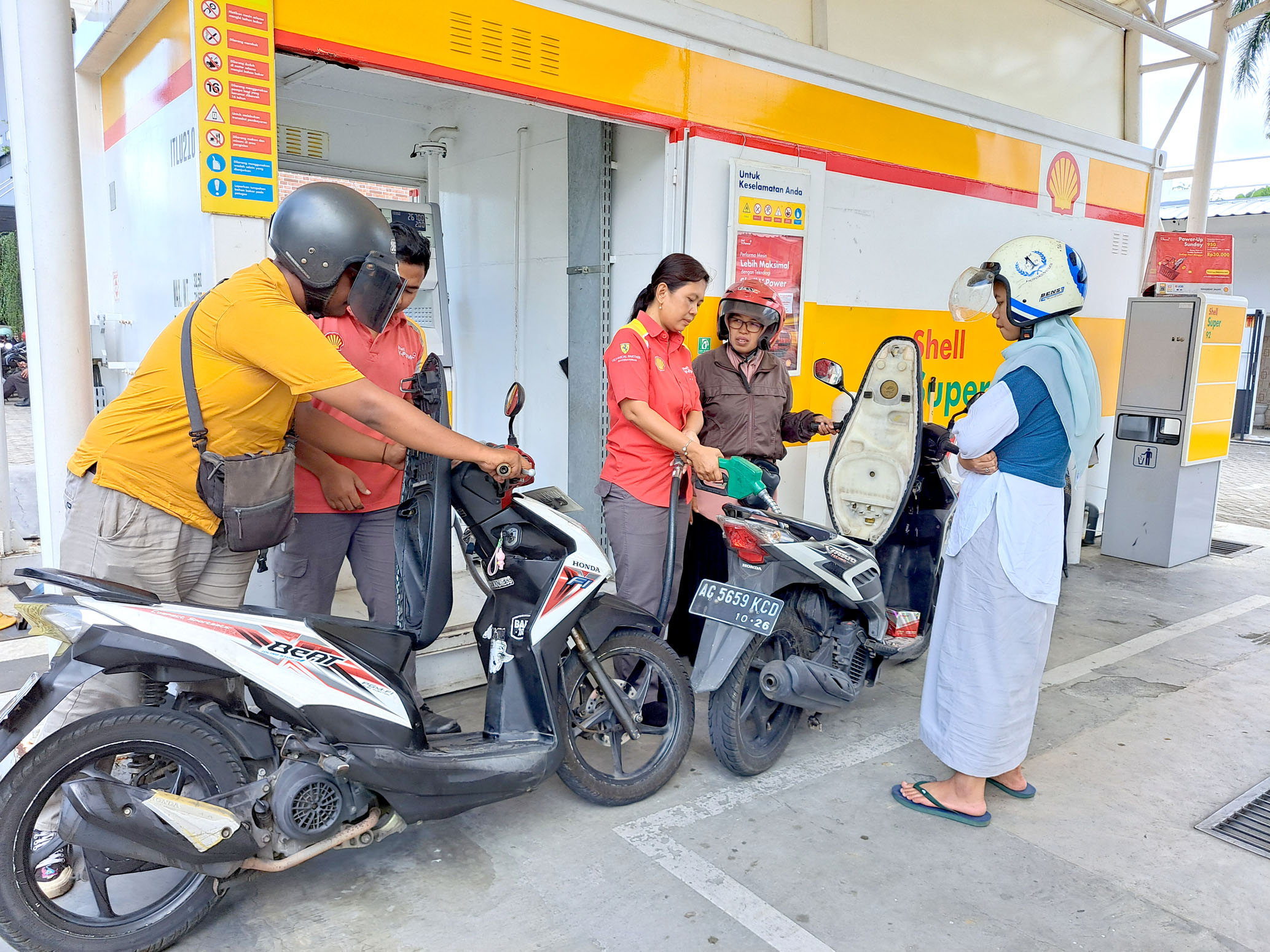 TERDAMPAK: Pengguna BBM Shell di Blitar meningkat setelah viral kasus dugaan oplos BBM di Pertamina, kemarin (27/2).