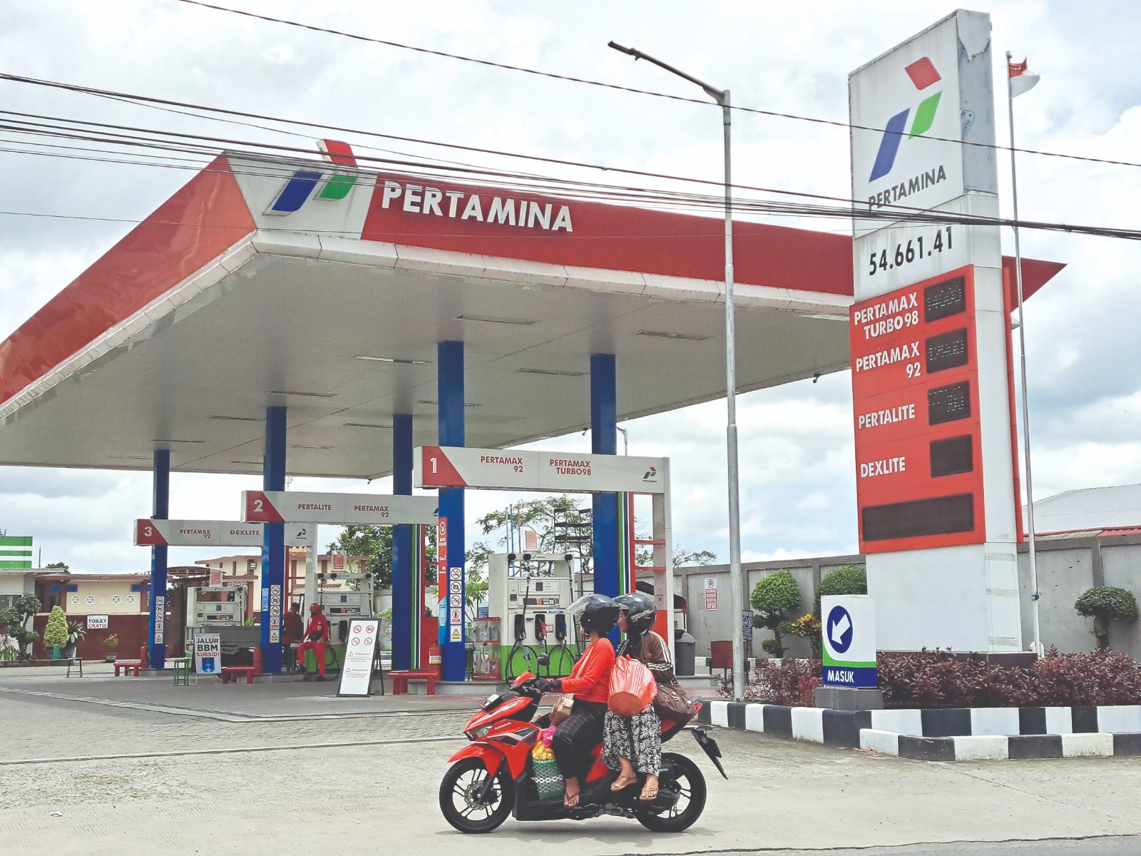 TERDAMPAK: Penjualan BBM milik Pertamina turun karena kasus dugaan korupsi yang menjerat petingginya.