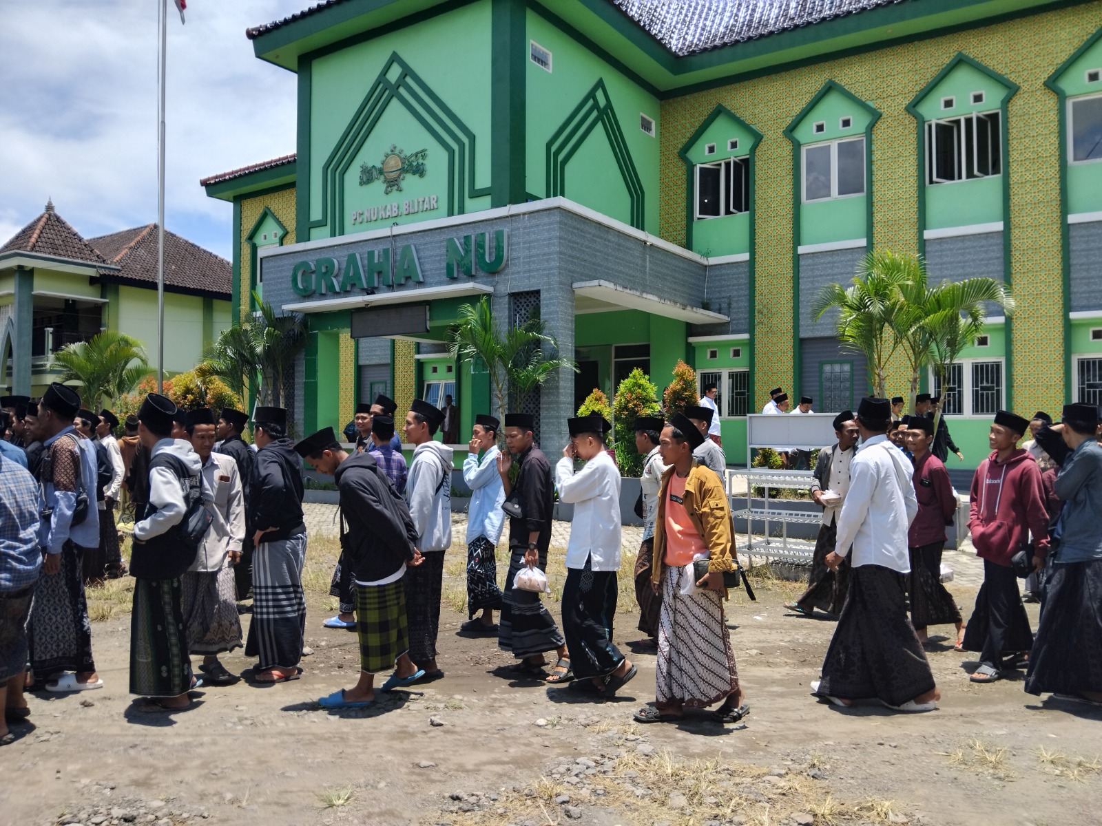MENGABDI: Ratusan santri dikumpulkan di Graha NU sebelum berangkat ke tempat tujuan dakwah.