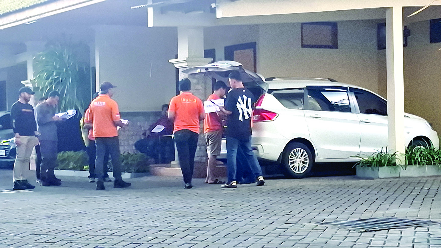 SEMAKIN JELAS: Tersangka kasus koper merah menjalani rekonstruksi yang berada di Hotel Adisurya, Kota Kediri, pada Kamis (27/2/2025).