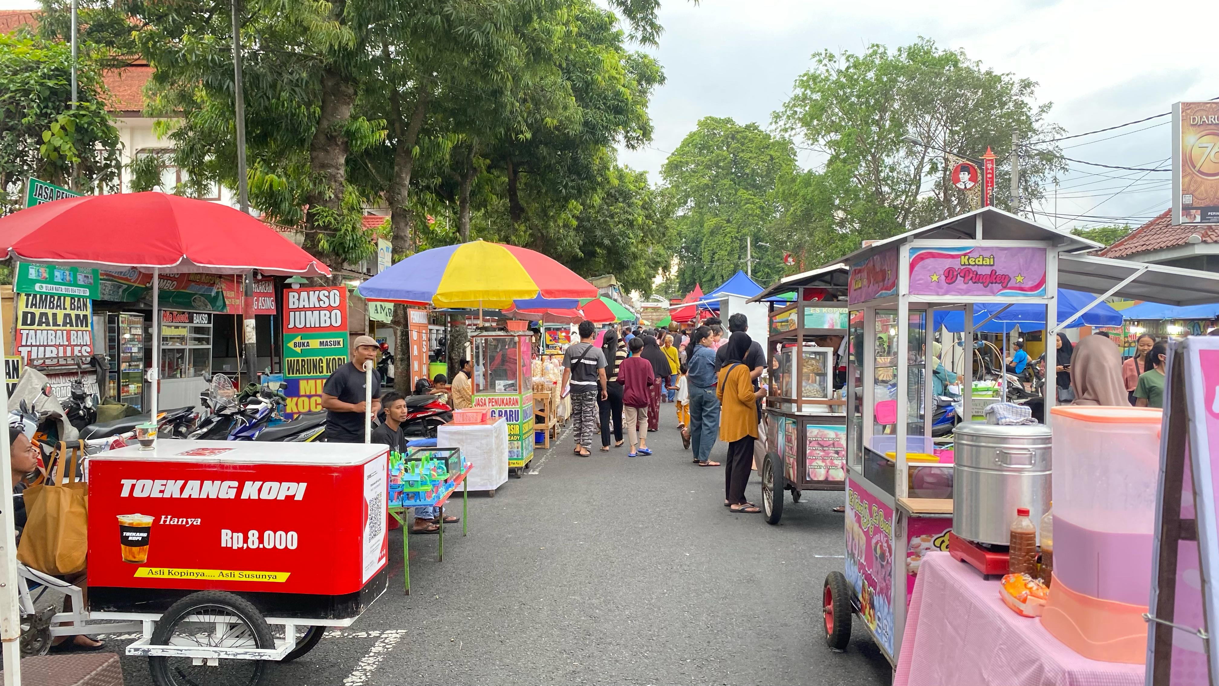 BANYAK PILIHAN: Salah satu spot pasar takjil di Jalan Kenanga Kota Blitar selalu ramai dikunjungi masyarakat.