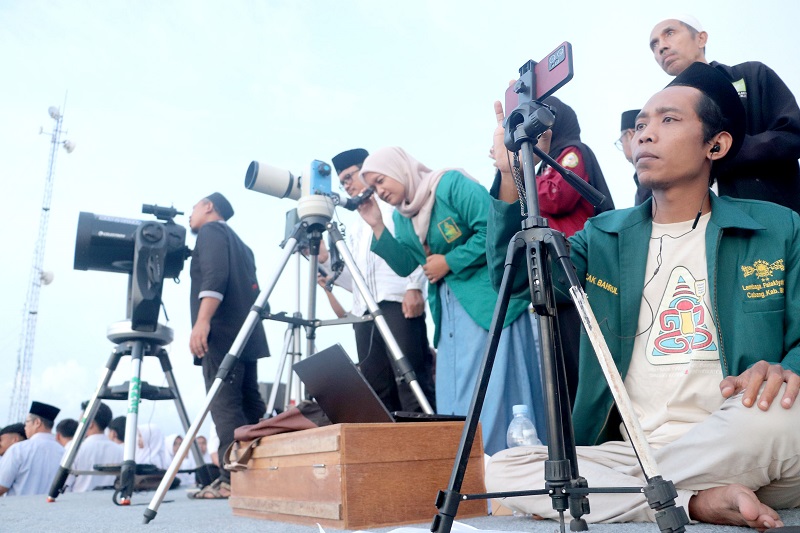 TERTUTUP: Rukyatul Hilal yang digelar Kemenag Kabupaten Blitar di Bukit Banjarsari, Kecamatan Wonotirto, Blitar, Jumat (28/2/2025).