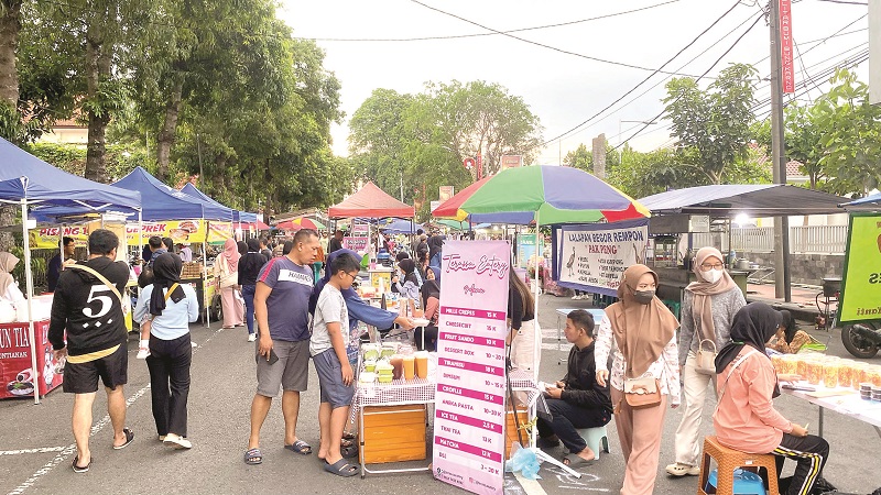RAMAI: Pasar takjil di Jalan Kenanga Kota Blitar selalu diserbu menjelang waktu berbuka.