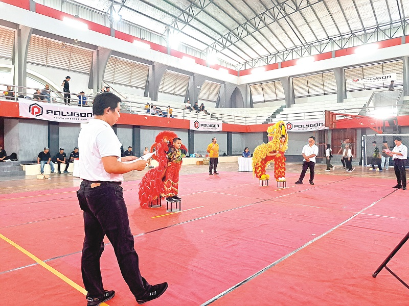 POTENSI: Kompetisi Barongsai pertama kali Kota Blitar yang digelar di GOR Soekarno Hatta, Jumat (28/2/2025).
