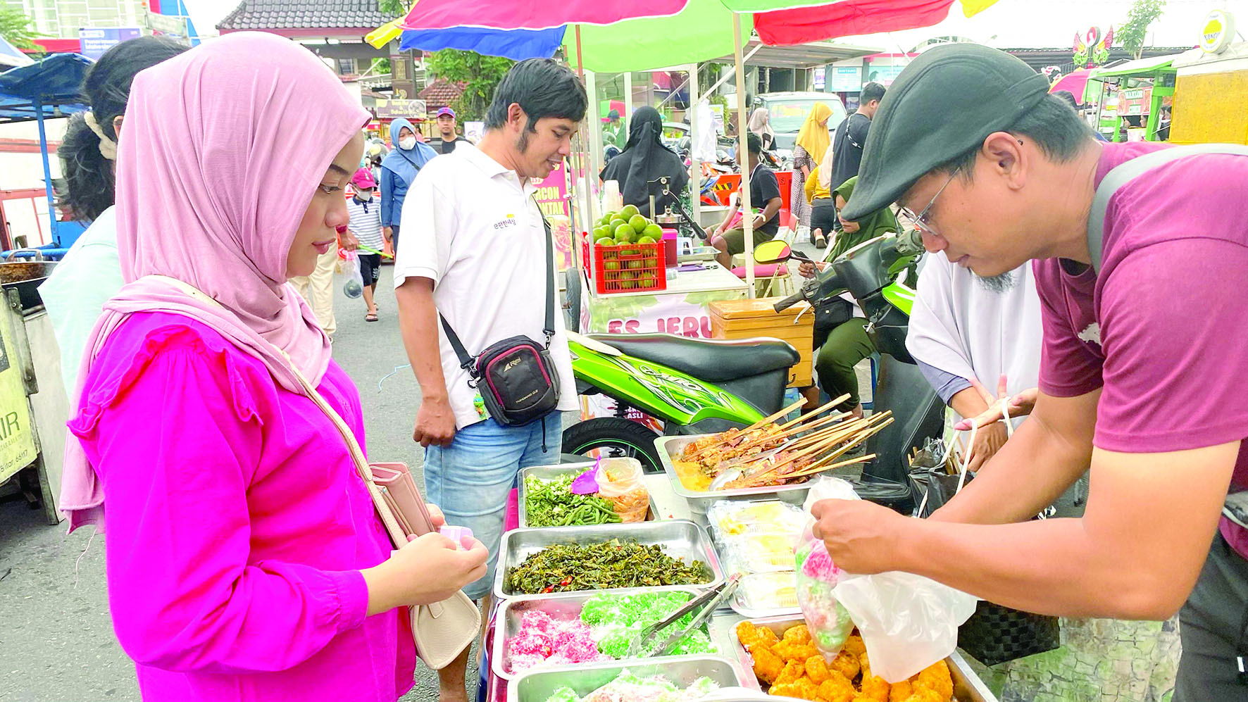 SURGA KULINER: Masyarakat menikmati jajan takjil di Jalan Kenanga Kota Blitar, Sabtu (1/3/2025).