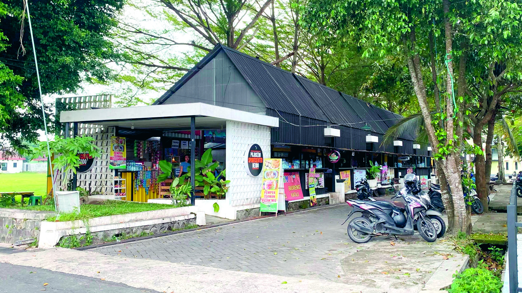 PROTES: Pedagang di kios Sport Center protes dengan kehadiran pedagang baru kepada DPRD Kota Blitar.