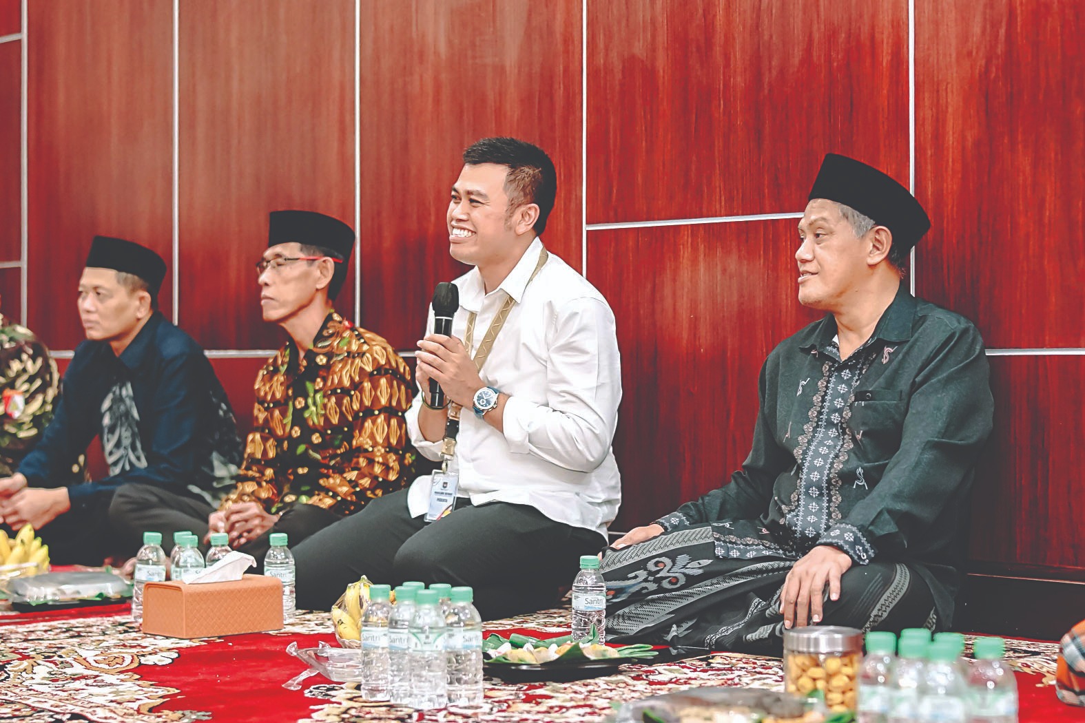 GAS: Wali Kota Blitar Mas Ibin saat menjamu para tamu di rumah dinas usai boyongan pada Jumat (28/2/2025).