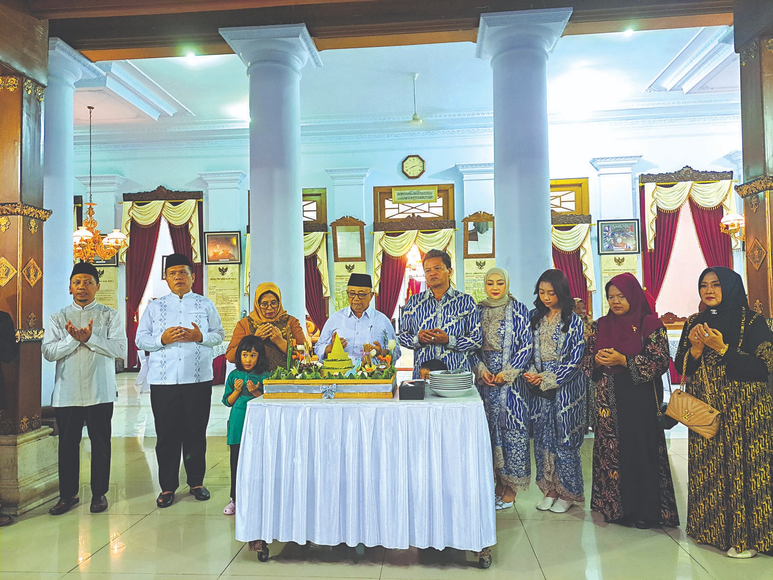 SEMRINGAH: Bupati Blitar Rijanto dan Wakil Bupati Blitar Beky Herdiansyah saat disambut oleh keluarga dan OPD Pemkab Blitar.