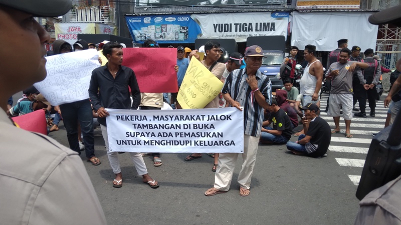 TUNTUK HAK: Pekerja tambang Kecamatan Nglegok melakukan aksi demo di depan Mapolres Blitar Kota, Senin (3/3/2025).