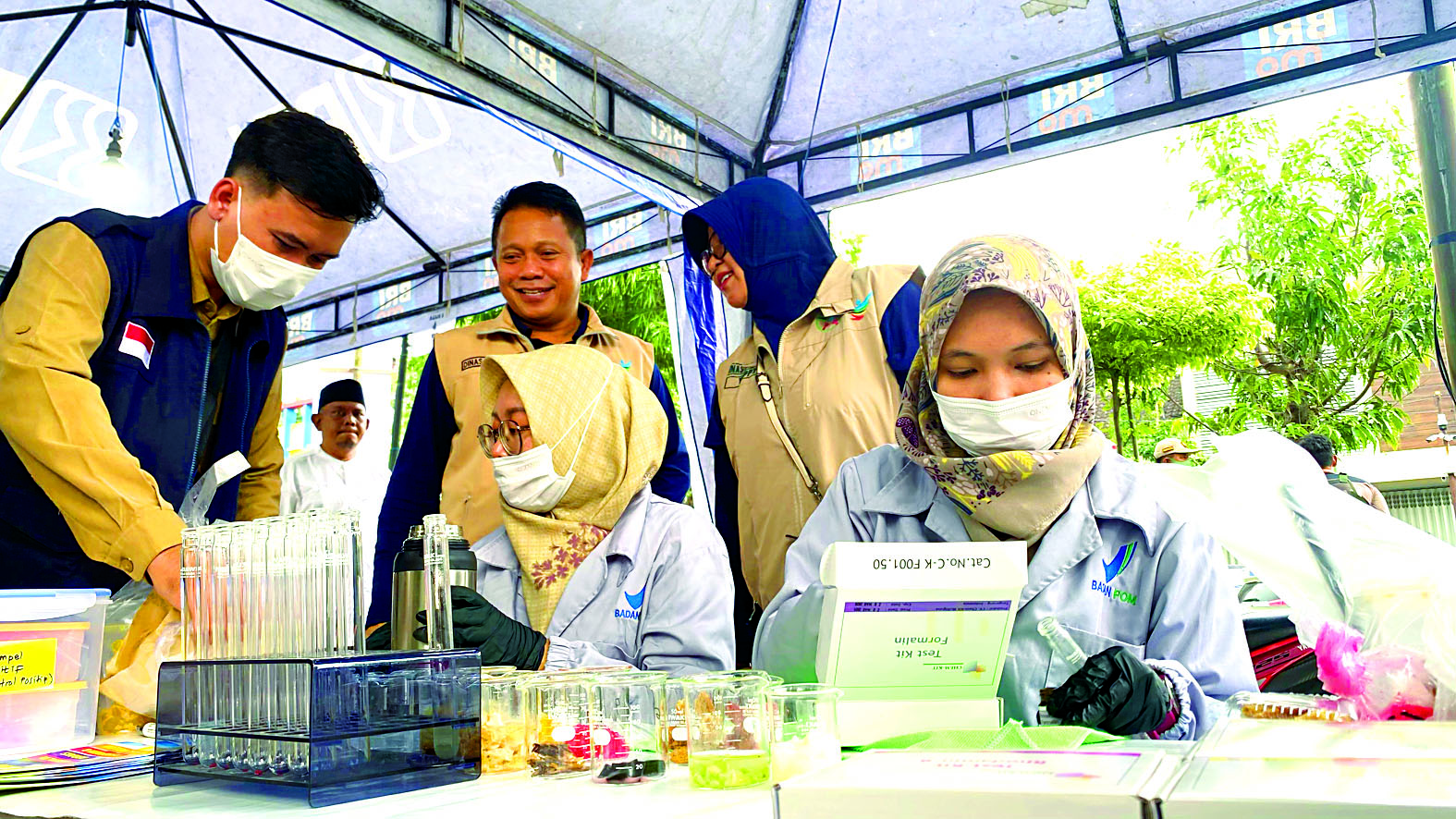 KETAT: Tim dari Dinkes Kota Blitar dan BPOM saat mengecek kandungan makanan dan minuman di Pasar Legi, Selasa (4/3/2025).