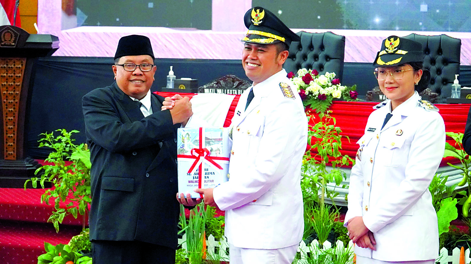 TANCAP GAS: Wali Kota Bltar Mas Ibin bersama wakilnya, Elim Tyu Samba menjalani sertijab di gedung paripurna DPRD Kota Blitar, Selasa (4/3/2025).