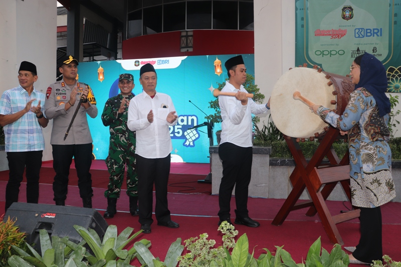 BANGKITKAN PASAR RAKYAT: Wali Kota Mas Ibin beserta Mbak Elim didampingi jajaran forkopimda memukul bedug tanda dibukanya SAE Festival Ramadhan 2025, Selasa(4/3/2025).