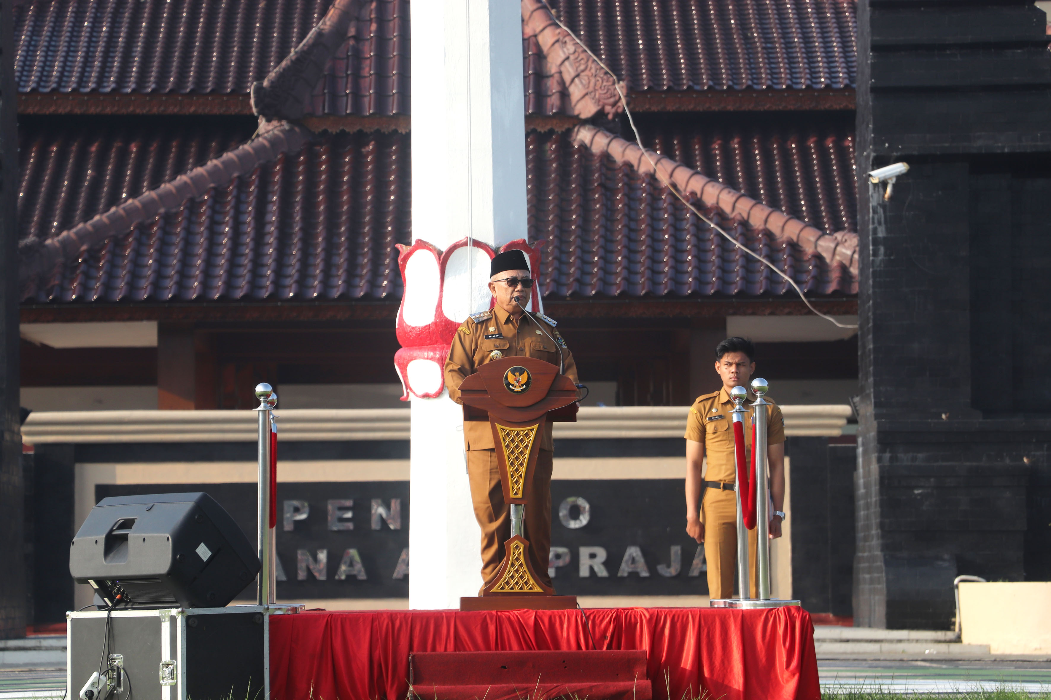 NOSTALGIA: Bupati Blitar Rijanto memimpin apel perdana di Alun-Alun Kanigoro, Senin (3/3/2025),