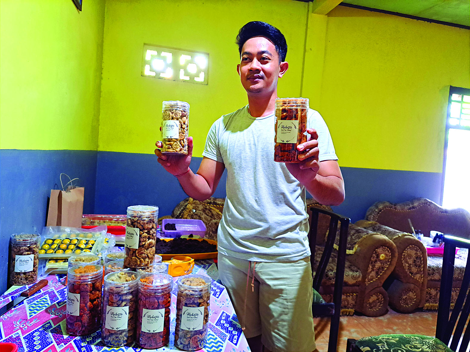 INSPIRATIF: Ipong Wahyudianto memamerkan rempeyek buatannya dalam kemasan toples setengah kilogram.