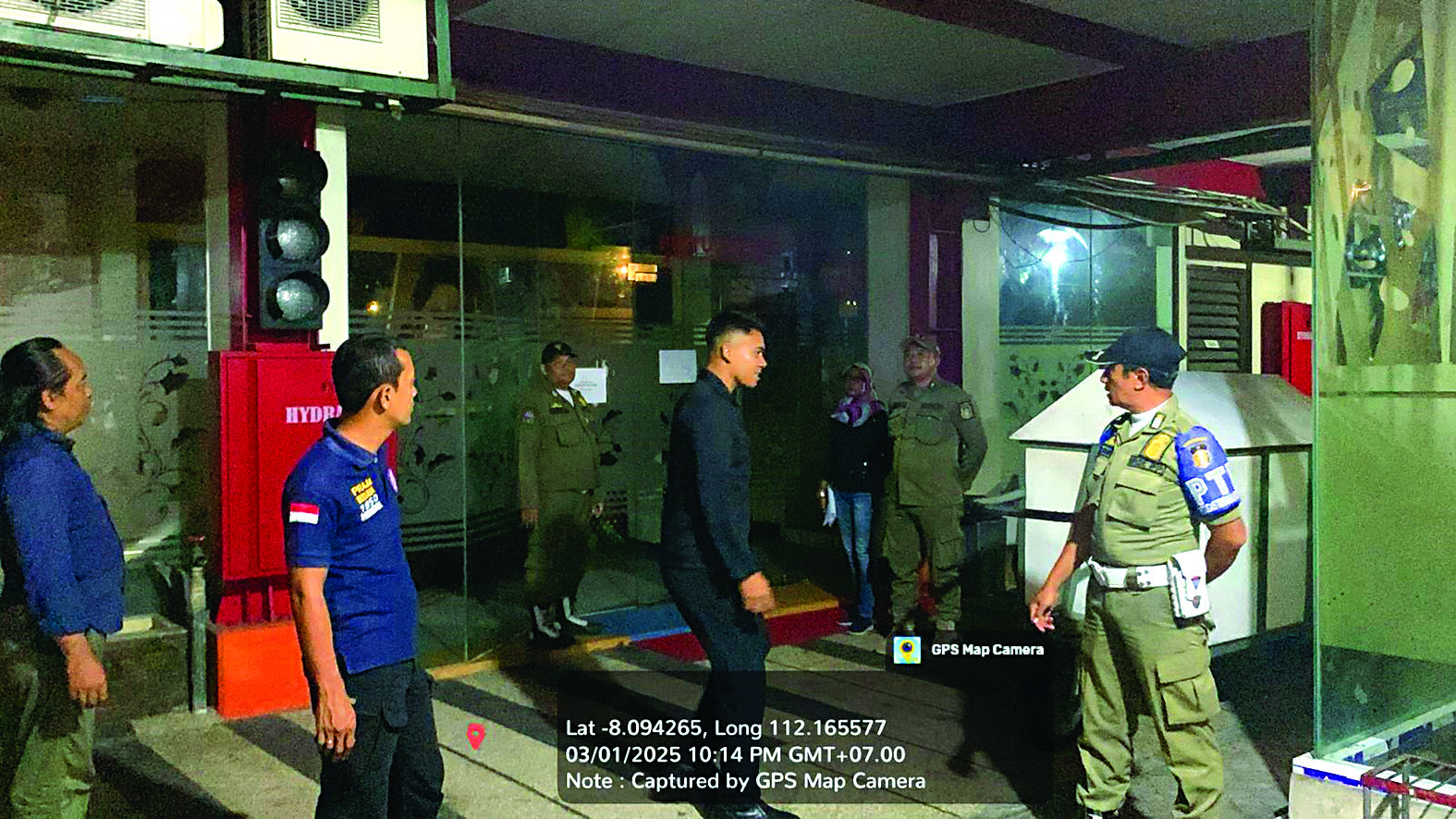 CEK KETAATAN: Petugas satpol PP Kota Blitar mengecek sejumlah tempat hiburan karaoke yang dilarang buka selama ramadhan