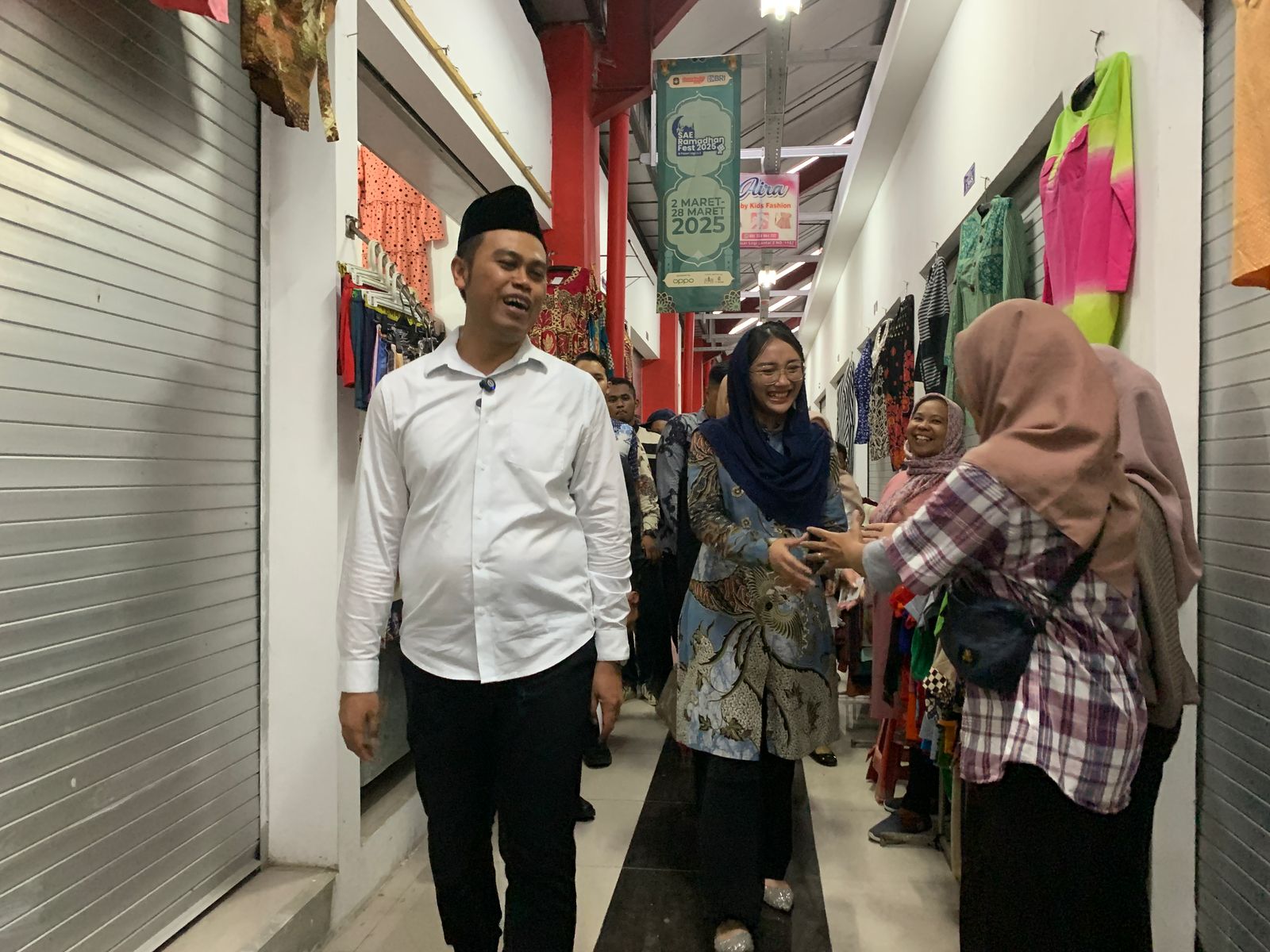 CEK DAN RICEK: Wali Kota Mas Ibin dan wakilnya, Mbak Elim menyapa pedagang lantai dua Pasar Legi usai membuka SAE Ramadan Festival 2025, Selasa (4/3/2025).