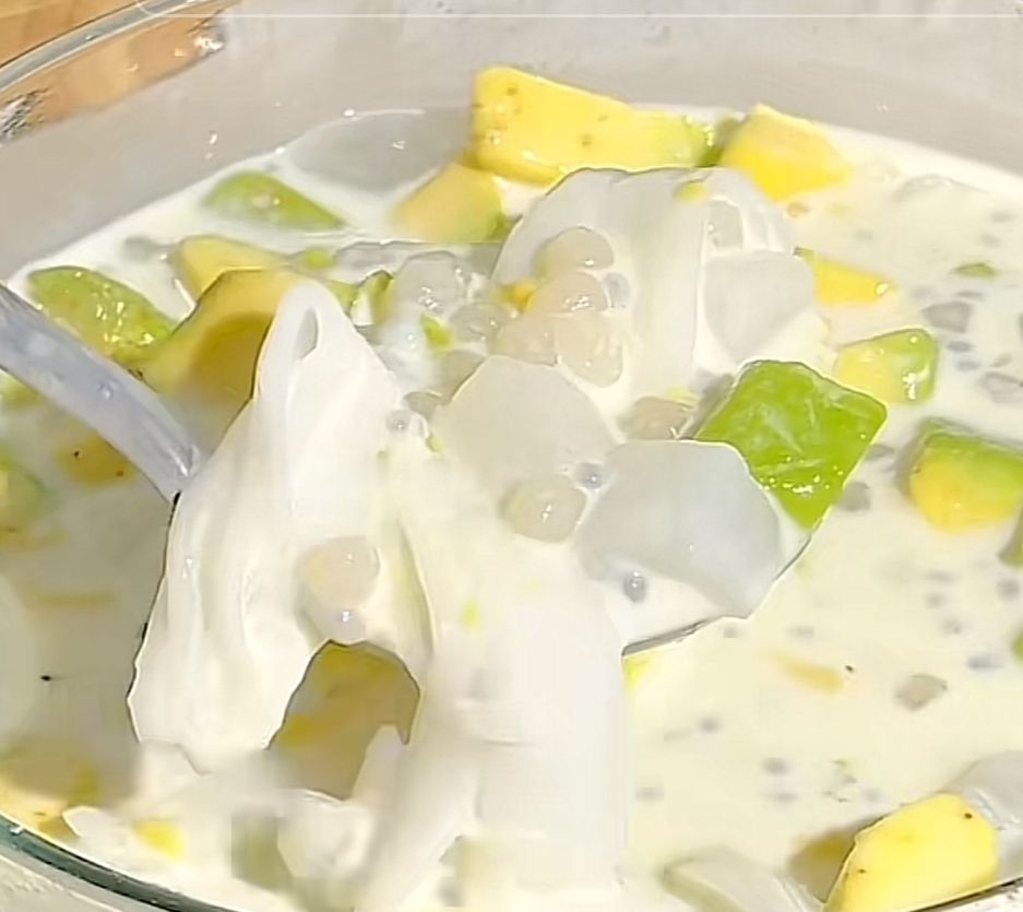 Es teler merupakan salah satu minuman khas Indonesia yang segar dan nikmat, cocok disajikan sebagai takjil untuk berbuka puasa