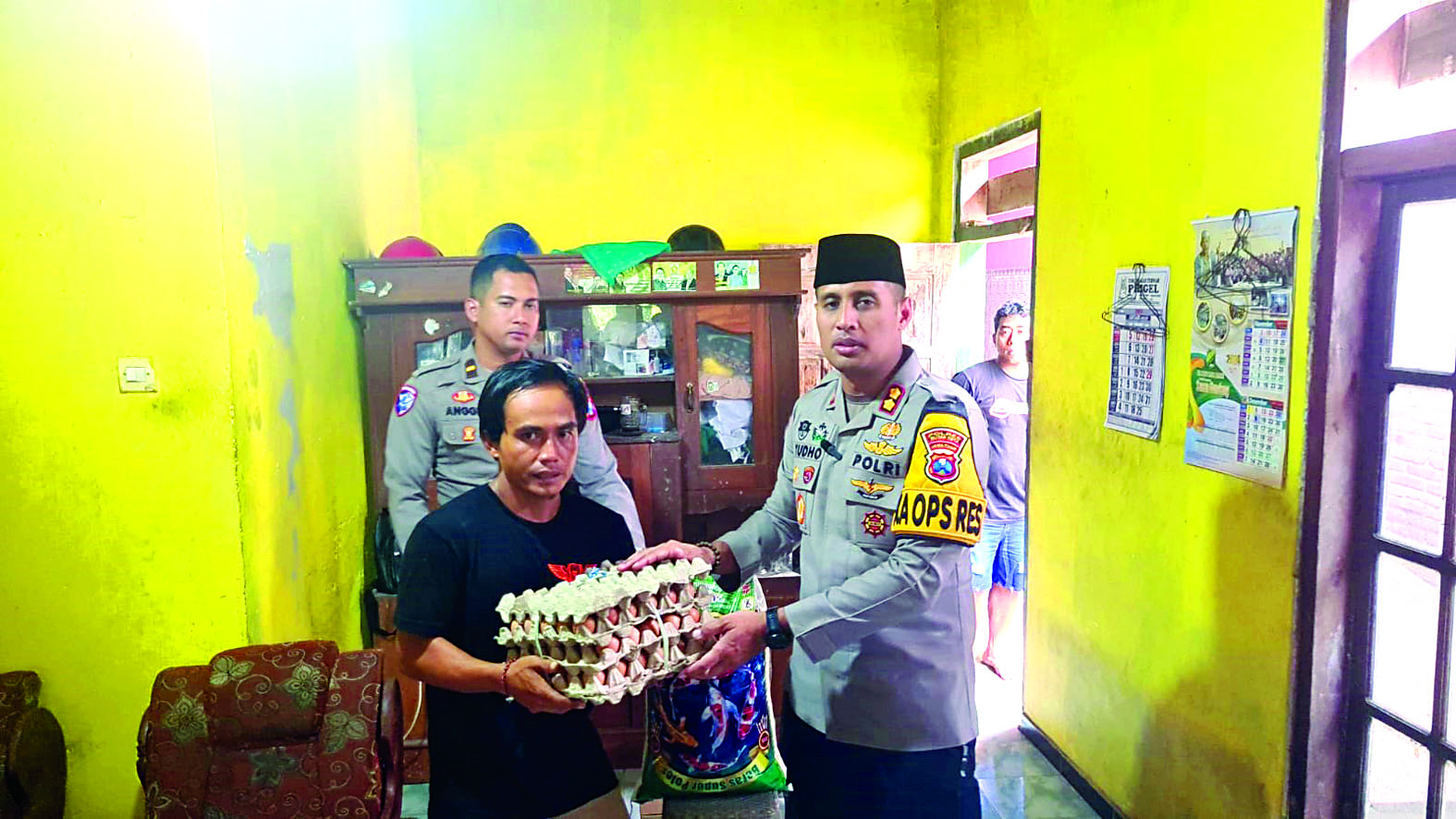 PEDULI: Kapolres Blitar Kota AKBP Titus Yudho Uly menyerahkan santunan kepada anak korban laka lantas, Solikin.