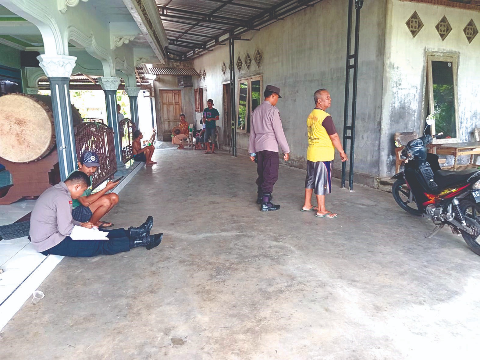 TELISIK: Anggota Polsek Lodoyo Timur menyelidiki di lokasi kejadi pencurian motor di Kelurahan/Kecamatan Sutojayan, Senin (3/3).