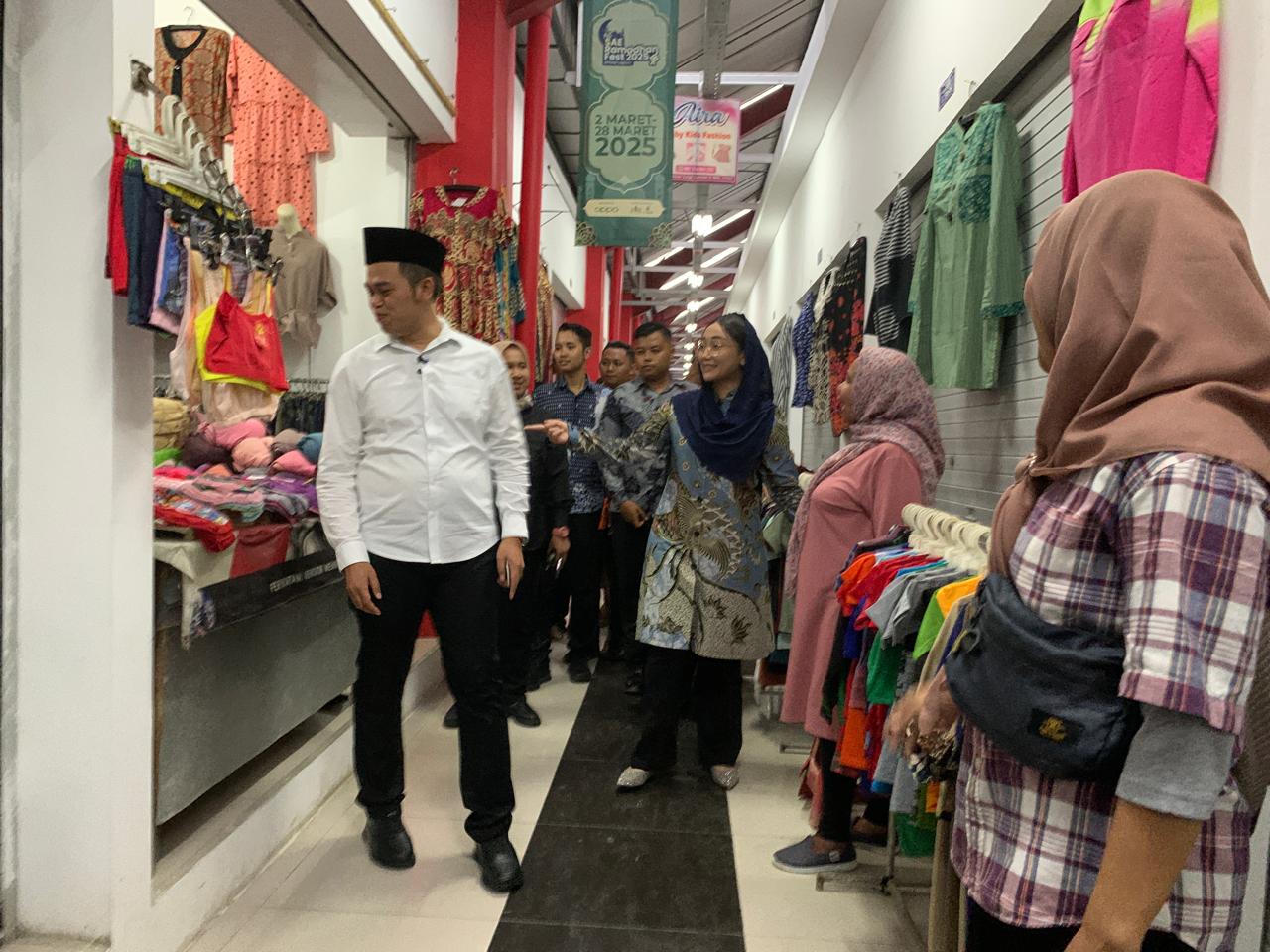 CARI BARANG: Wail Kota Blitar Mas Ibin didampingi wakilnya, Mbak Elim meninjau kios-kios pedagang yang berjualan di lantai dua Pasar Legi, Selasa (4/3/2025).